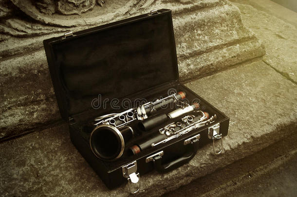 美丽的黑色和<strong>银色</strong>单簧管在经典案例的背景下，旧城市，文<strong>字</strong>空间