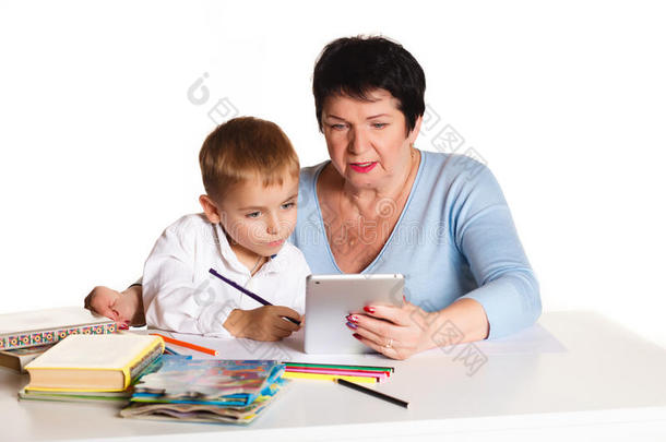 祖母和孙子一起在白色背景上学习和画画