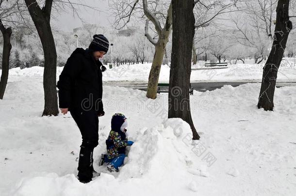 父子俩在雪地里玩耍