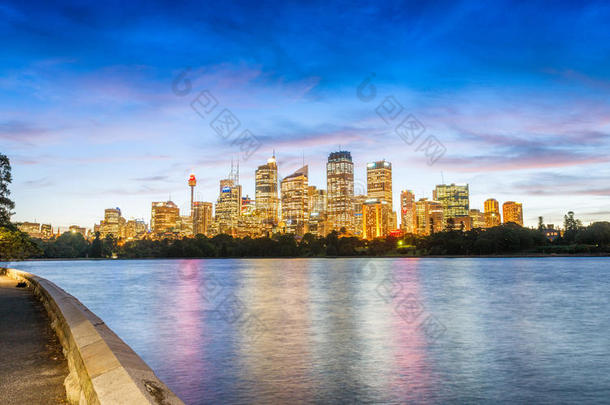 美丽的<strong>悉尼港</strong>与日落天空，澳大利亚