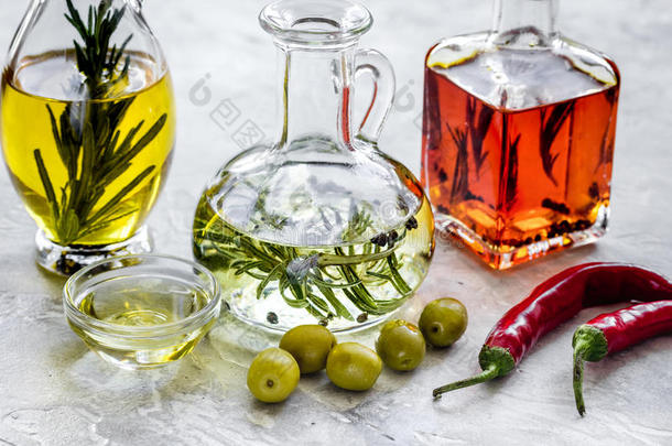 瓶子与南瓜，辣椒，橄榄油和草药在石头背景