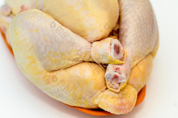 家禽：白色背景下分离的生鸡肉