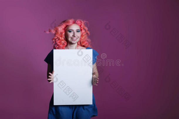女孩粉红色的头发，白色的<strong>床单</strong>在丁香的背景上，放置文字