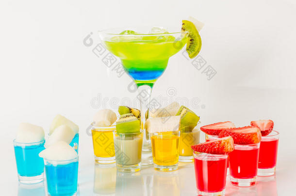 五颜六色的饮料在玛格丽塔杯，蓝色和绿色的组合，许多饮料在一个玻璃杯