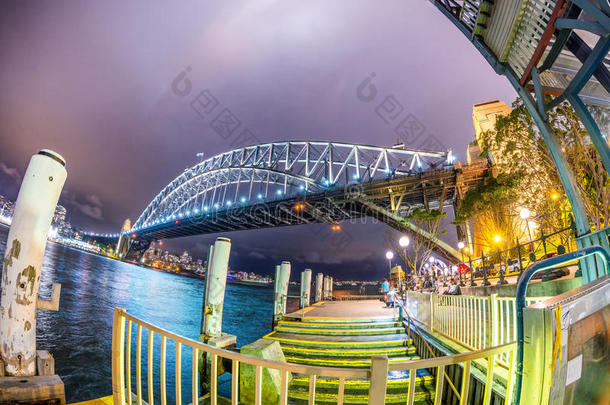 美丽的风景悉尼海港大桥与日落天空，澳大利亚