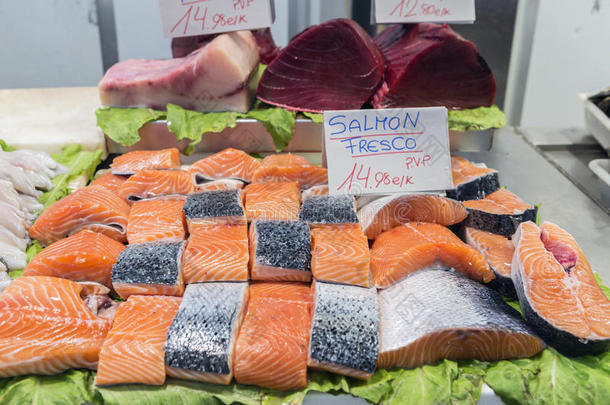 在西班牙安达卢西亚的卡迪兹鱼市场<strong>上新</strong>鲜捕获的鱼