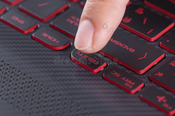 在笔记本电脑键盘上按下删除按钮
