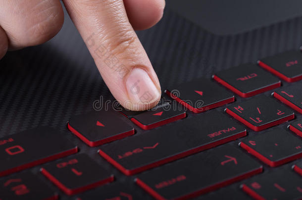 在笔记本电脑键盘上按箭头按钮