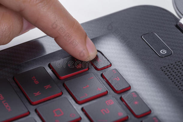 在笔记本电脑键盘上按ESC按钮