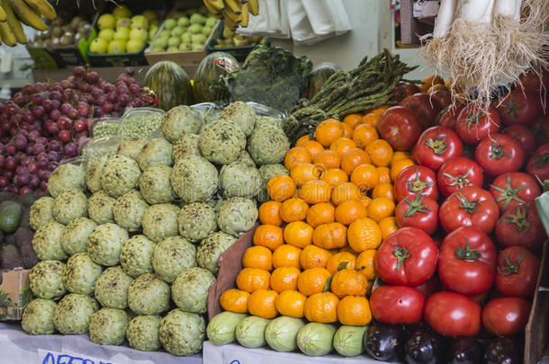 农民`有机蔬菜品种的食品市场摊位