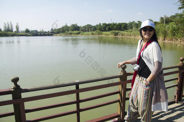 亚洲泰国女人摆姿势和<strong>旅行</strong>，看鳄鱼在<strong>北京</strong>