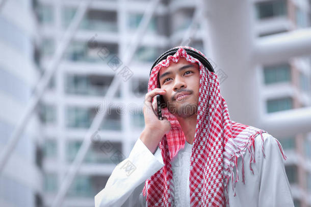 阿拉伯商人使用<strong>手机</strong>和现代商业城市ba