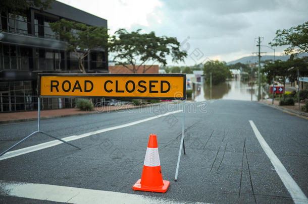 布里斯班洪水淹没的道路和道路封闭标志