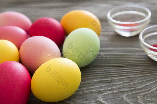 彩色彩蛋和彩色颜料。 庆祝复活节