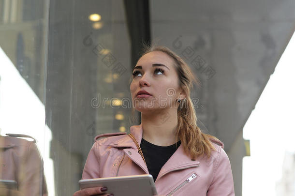 女孩正在寻找一条路通过她的平板电脑导航器