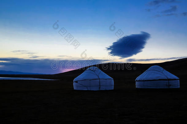 云在蒙古包在宋科尔湖岸边黎明，吉尔吉斯斯坦