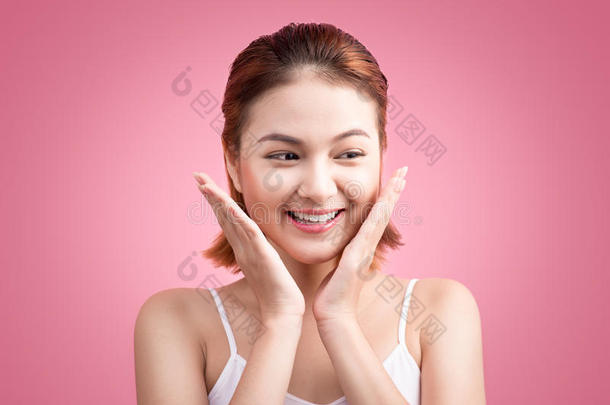 美丽的亚洲女人，<strong>干净清新</strong>的皮肤。 美丽的水疗女人
