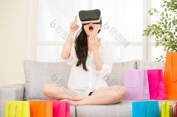 亚洲女人在网上用<strong>VR</strong>耳机<strong>购物</strong>感到惊讶