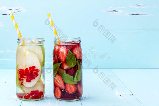 排毒水果注入调味水。 清爽的夏季自制鸡尾酒。 干净的饮食。 复制空间。