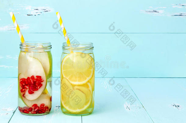 排毒水果注入调味水。 清爽的<strong>夏季</strong>自制鸡尾酒。 干净的饮食。 复制空间。