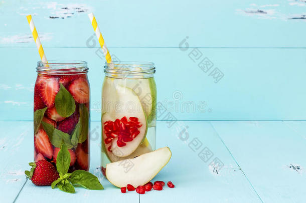 排毒水果注入调味水。 清爽的夏季自制鸡尾酒。 干净的饮食。 复制空间。