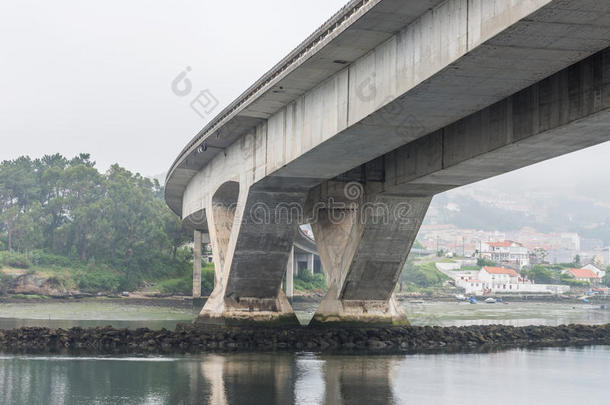 拱门建筑的建筑学汽车桥