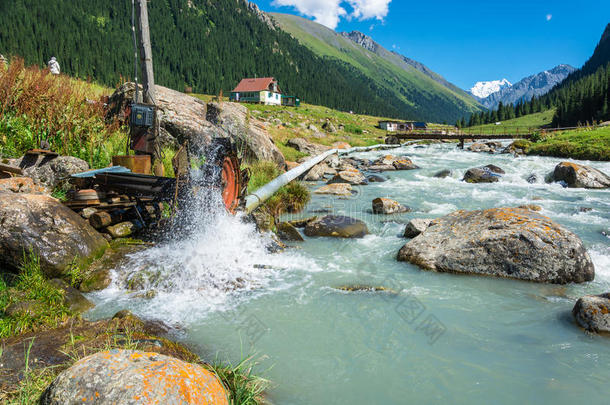 吉尔吉斯斯坦阿拉善<strong>山区河流</strong>上的一个小型水电站。