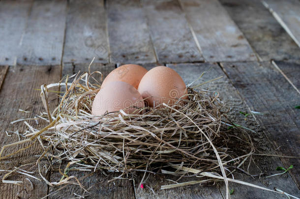 鸡蛋在一个老木桌上有一个<strong>袋子</strong>的巢里