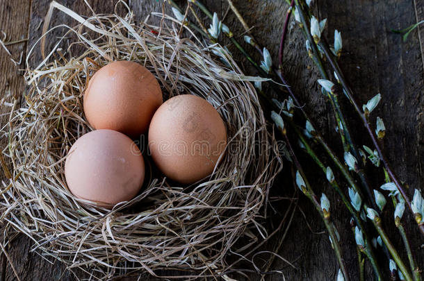 鸡蛋在一个老木桌上有一个<strong>袋子</strong>的巢里