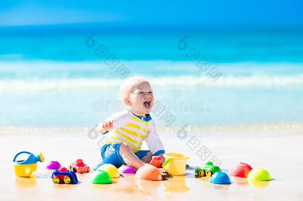 婴儿<strong>在</strong>热带<strong>海滩上玩耍</strong>，<strong>在</strong>沙滩<strong>上</strong>挖掘
