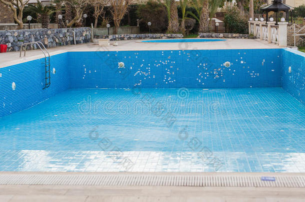 一个游泳池在旅游季节结束时清空。