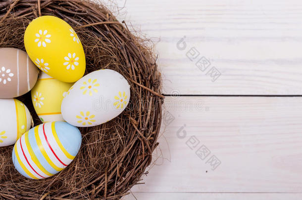 复活节背景，鸡蛋在白木上<strong>筑巢</strong>。 顶部视图与复制空间