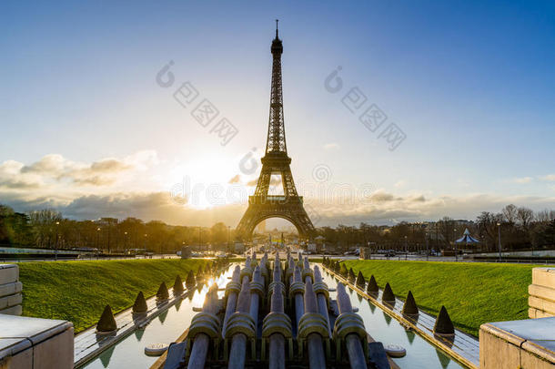 埃菲尔铁塔和<strong>特罗卡德罗</strong>日出，巴黎，法国