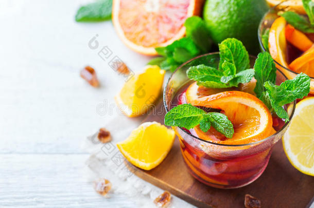 柑橘类水果夏季新鲜柠檬水，注入水排毒饮料鸡尾酒
