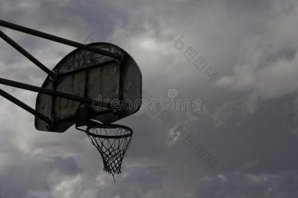 在黑暗的<strong>天空</strong>中的<strong>篮球</strong>篮板。
