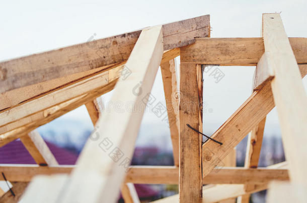 建筑场地细节，桁架屋面系统的木材结构。 新建筑的木制结构