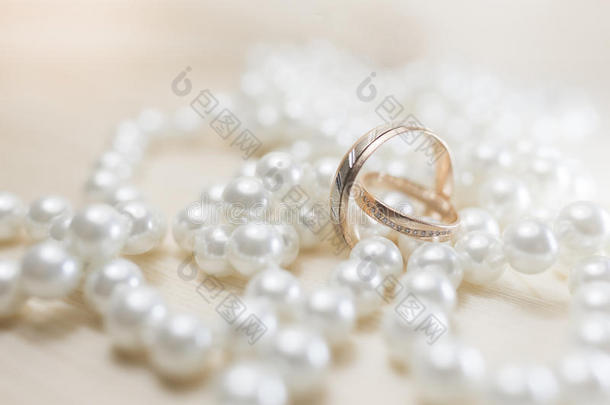 珍珠上的一对金色结婚戒指