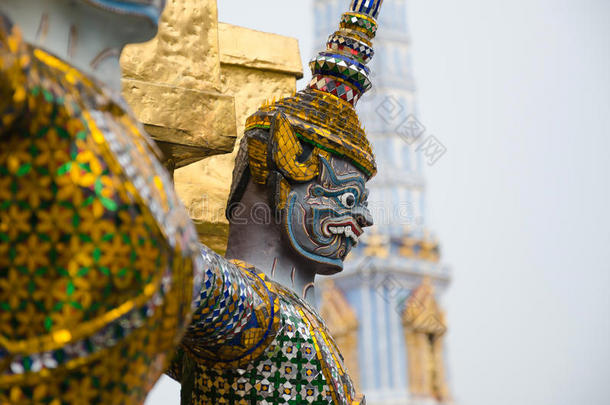 巨大的雕像围绕着大金塔的地下室，是<strong>泰国</strong>曼谷WatphraKaew寺院的地标之一。