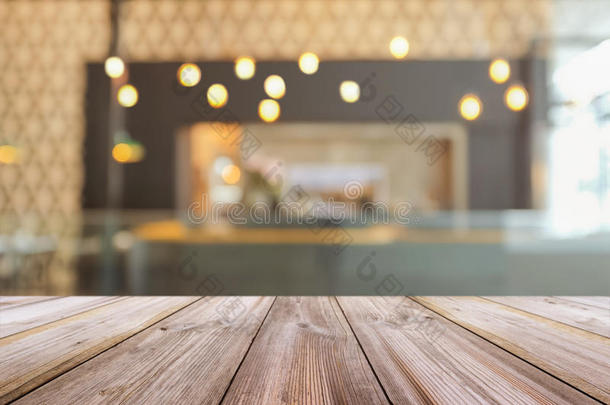 空木桌面与模糊的咖啡店内部背景。