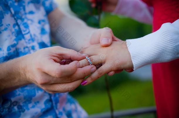 一个男人向那个女人<strong>求婚</strong>，把戒指戴在她的手指上
