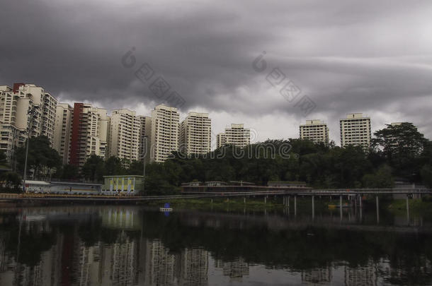 黑暗的暴风雨云景观