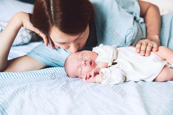 母亲接吻的她新生的婴儿.