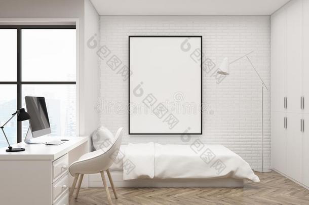 白色的砖卧室,计算机和海报