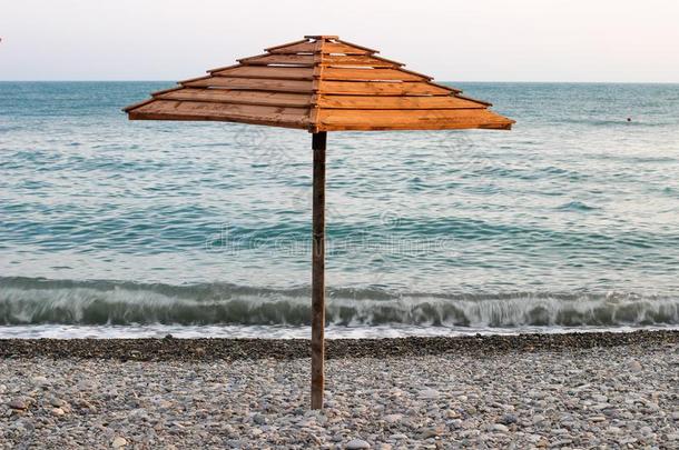 雨伞向指已提到的人海滩,木制的雨伞