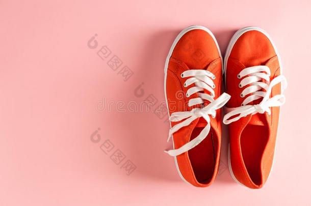 典型的红色的旅游鞋