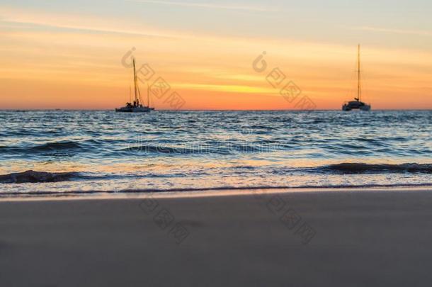 帆船运动小船向指已提到的人海在日落.