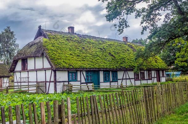 老的木制的农场及其建筑物采用柯基,波兰