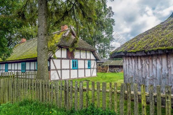 老的木制的农场及其建筑物采用<strong>柯基</strong>,波兰