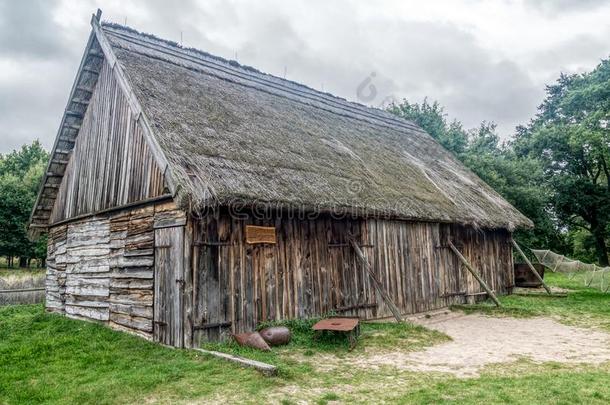 老的木制的谷仓采用柯基,波兰