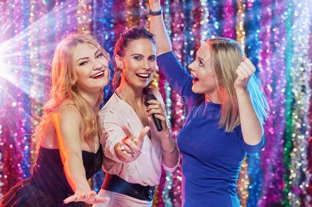 女人唱歌跳舞在社交聚会